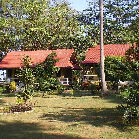 Sukorn Andaman Beach Resort Ko Sukon Exterior photo