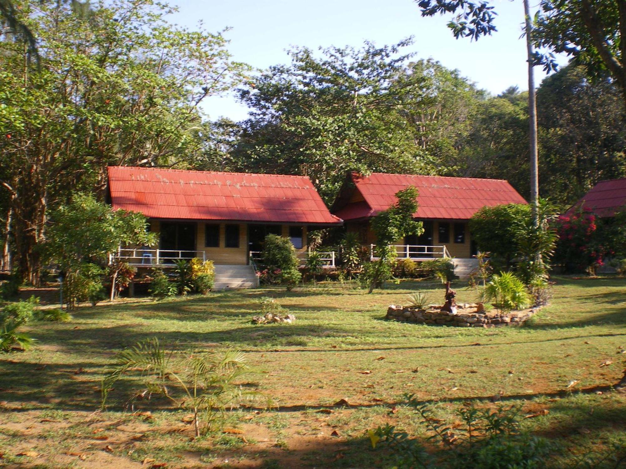 Sukorn Andaman Beach Resort Ko Sukon Exterior photo